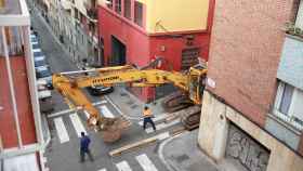 Retroexcavadora bajando por la calle Baixada de Sant Marià / HUGO FERNÁNDEZ