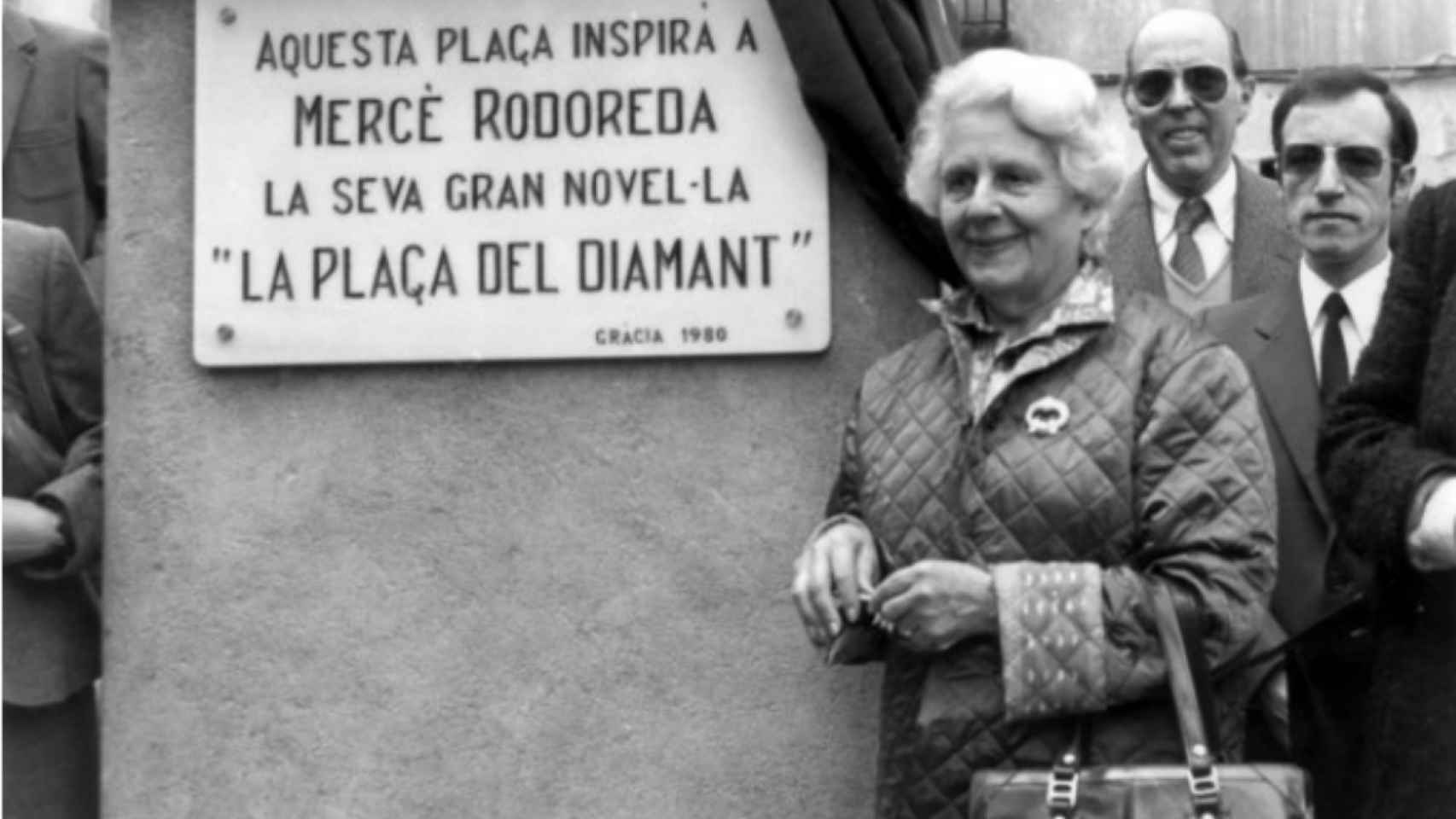 Mercè Rodoreda, en la plaza del Diamant / ARCHIVO