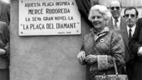 Mercè Rodoreda, en la plaza del Diamant / ARCHIVO