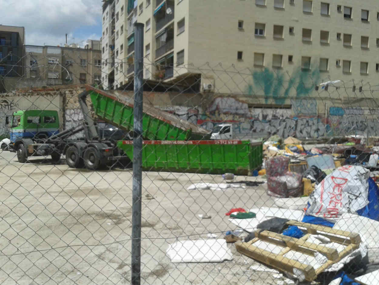 Un camión recoge los restos de la acampada de los sinhogar en Arc de Troimf / @xdrets