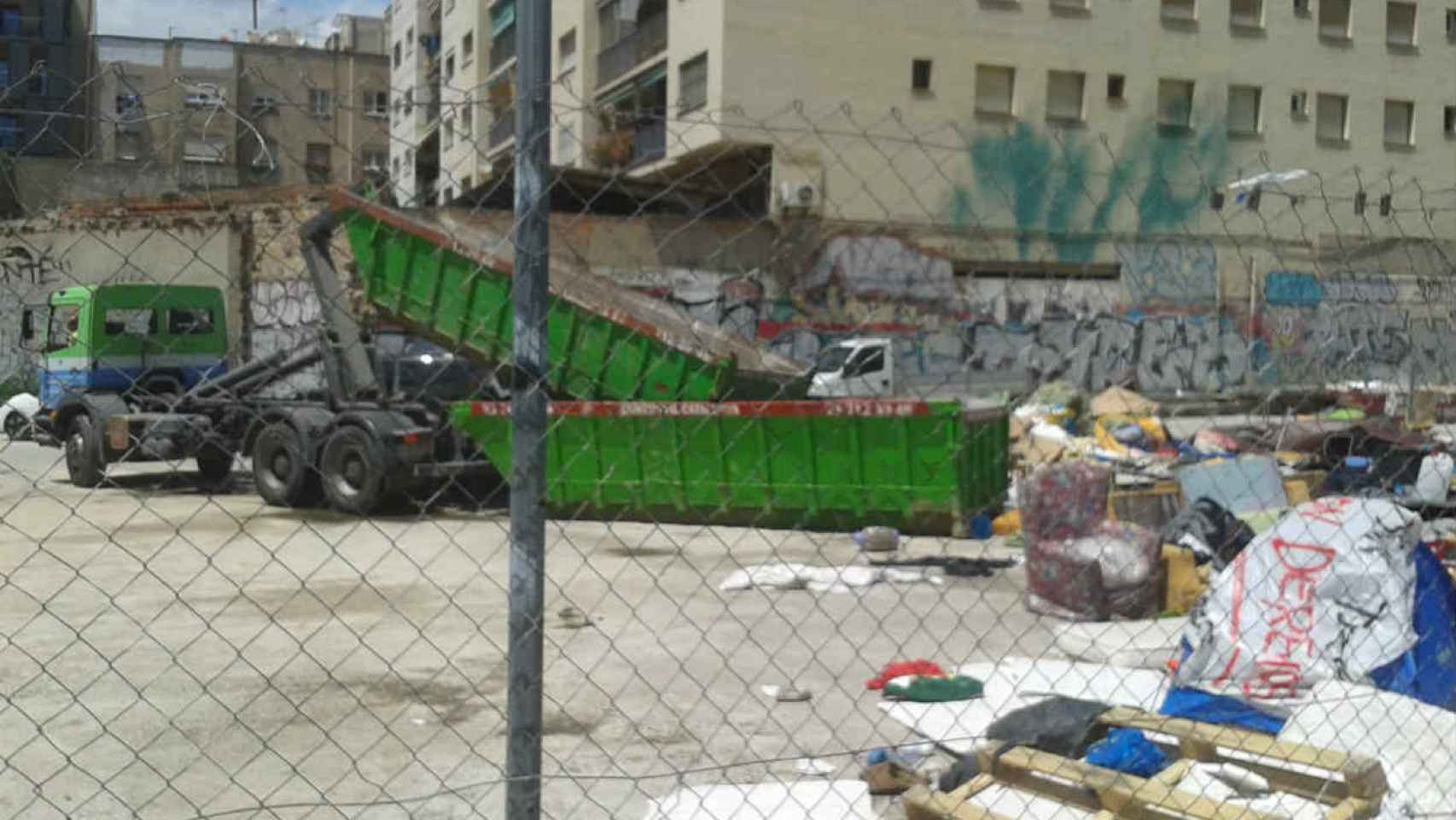 Un camión recoge los restos de la acampada de los sinhogar en Arc de Troimf / @xdrets