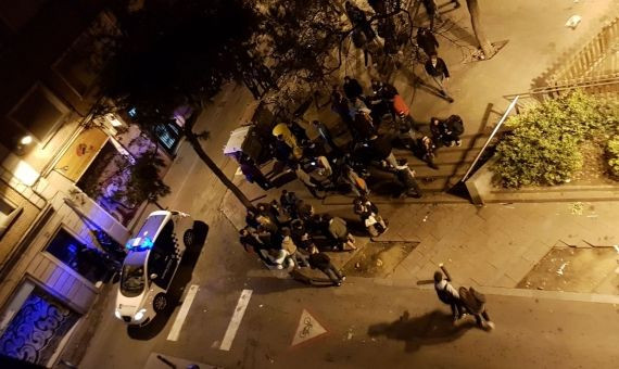 Jóvenes en la plaza del Nord junto a un coche de la Guàrdia Urbana / ASOCIACIÓN DE VECINOS 