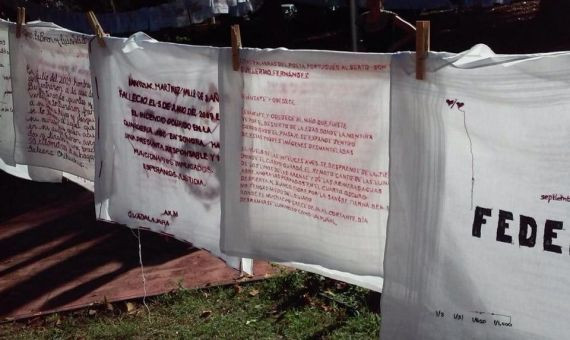 Pañuelos bordados y tendidos con hilo rojo en una plaza en México / BORDAMOS POR LA PAZ