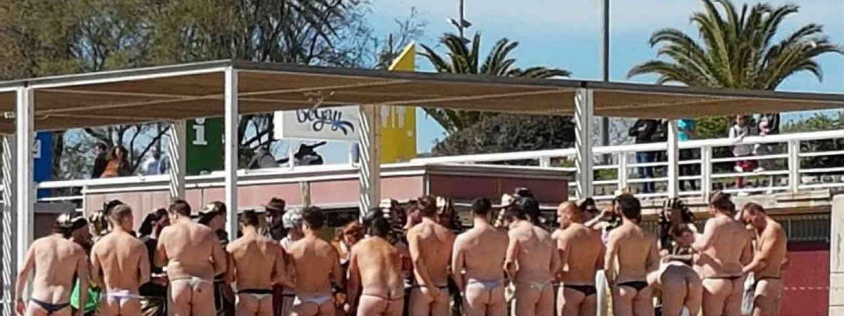 Las prácticas de cruising hartan a los nudistas de la Mar Bella