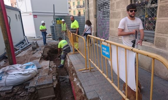 Obras de canalización en la zona donde se hacen los trabajos del AVE, con aceras muy estrechas.