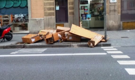 Suciedad en los aledaños de las obras del AVE, en Independència con Mallorca.  