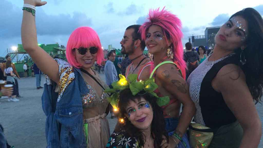 Algunos festivaleros del Primavera Sound miden cada detalle de su llamativa vestimenta | PAULA BALDRICH