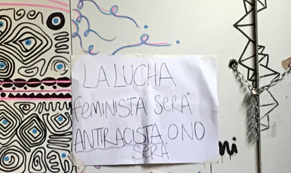 Cartel a favor de la lucha feminista y en contra del racismo / A.N