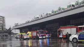 Exterior de la estación de Sants con los vehículos de bomberos y ambulancias por la evacuación de un tren / ALBERT BELIS