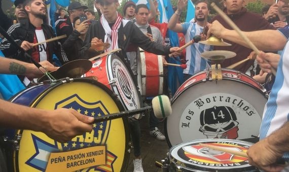 Las peñas argentinas de Barcelona animan con el bombo a su selección  / A.O. 