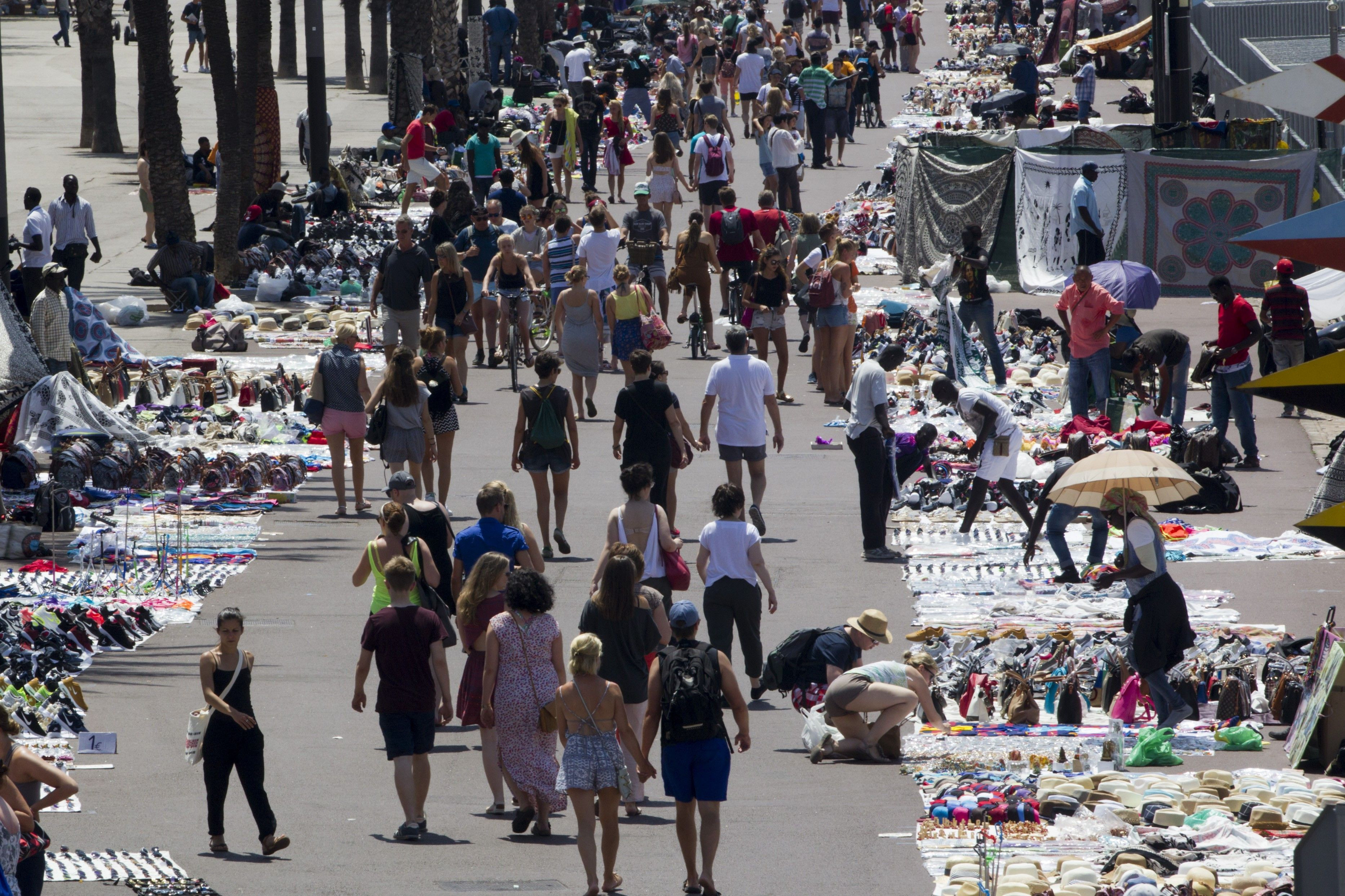 Los manteros se multiplican en Barcelona / HUGO FERNÁNDEZ