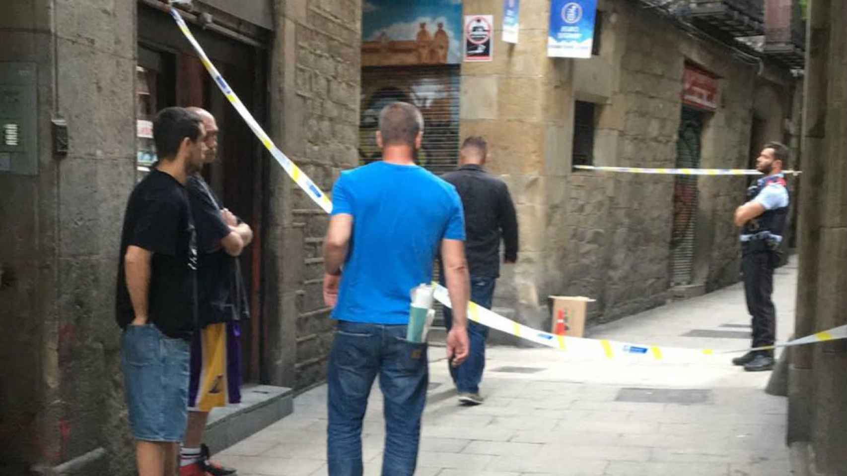 Varios vecinos, muy cerca del lugar en el que ha aparecido el hombre asesinado /  Grup d'Afectats pel Narcotràfic al Gòtic