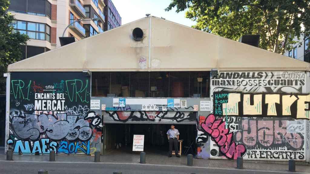 La ronda de Sant Antoni se despejará de las carpas provisionales que estos últimos nueve años han sido ocupadas por los comerciantes del mercado de Sant Antoni / JORDI SUBIRANA