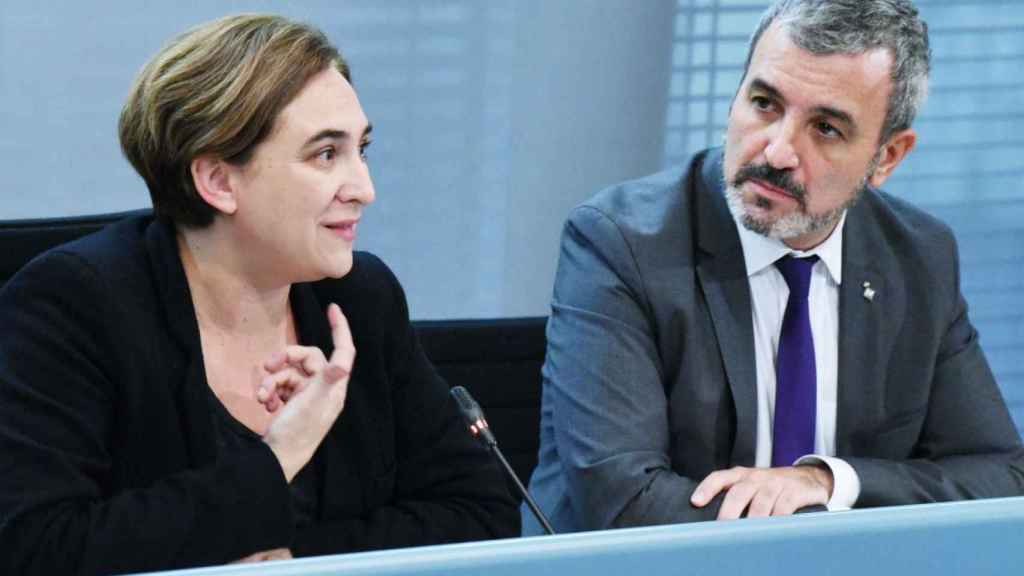 Colau y Collboni, cuando compartían mesa de gobierno en el ayuntamiento / Archivo