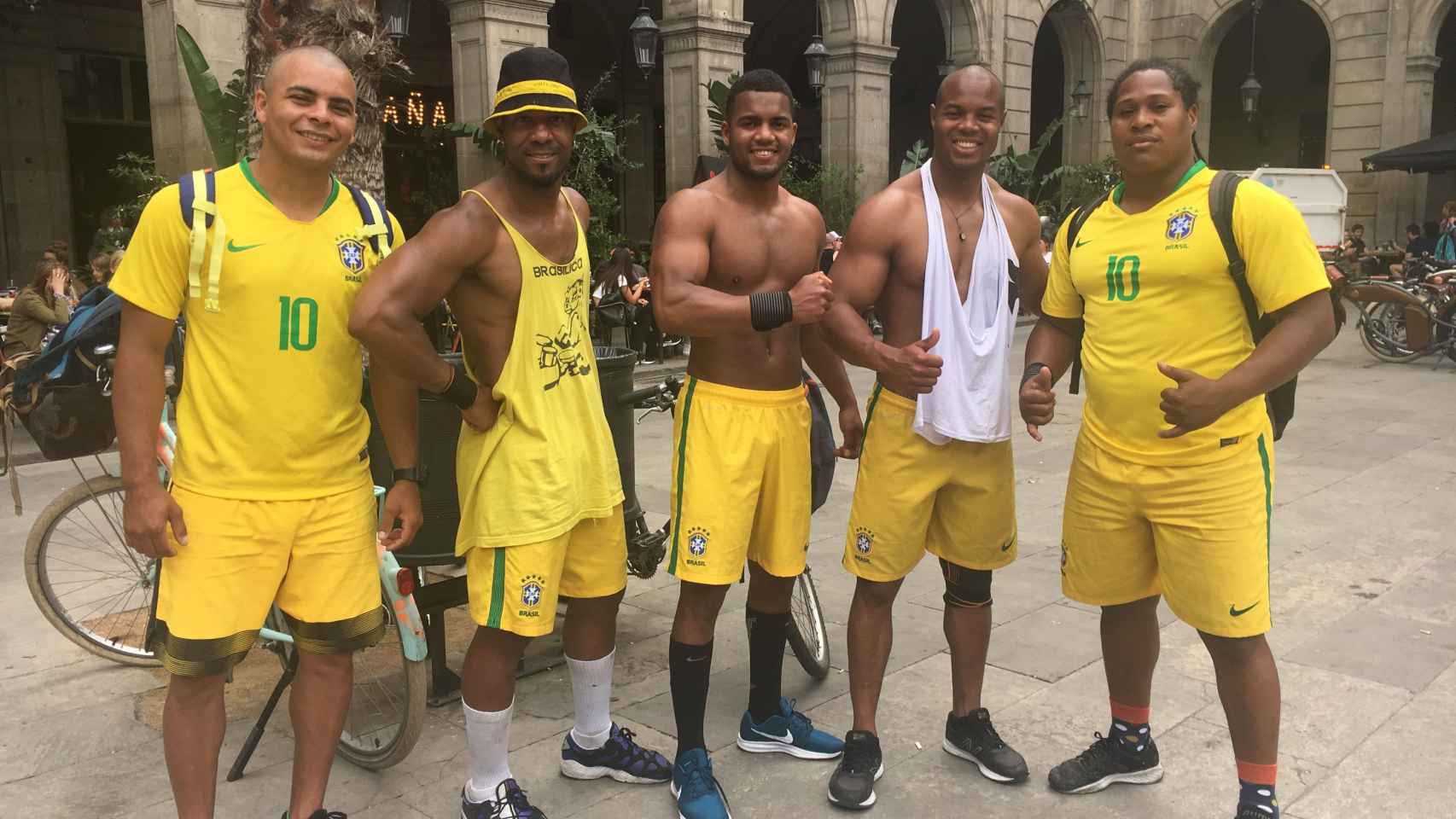 Bailadores de capoeira en la plaza Reial / A.O.