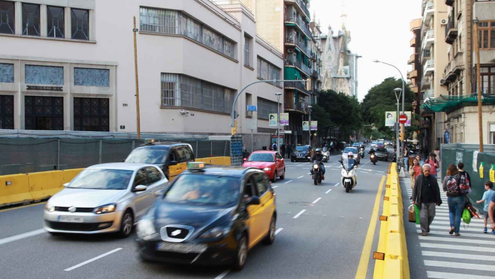 La calle de Mallorca, a la altura de Nàpols, se cortará hasta finales de año por obras del AVE / HUGO FERNÁNDEZ