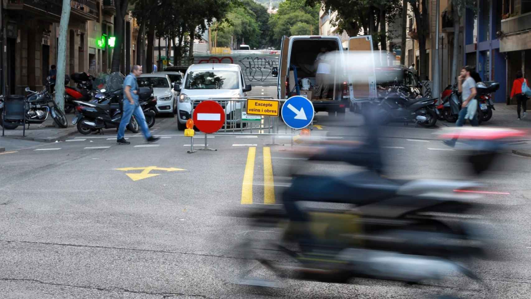 La oposición teme que muchas obras de Colau no podrán finalizarse por falta de dinero / HUGO FERNÁNDEZ