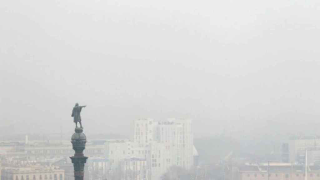 La contaminación de Barcelona impide ver con claridad algunas zonas de la ciudad como el paseo de Colón  / EFE