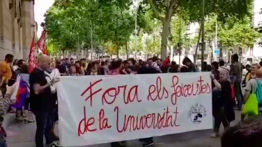 Los manifestantes, en la puerta de la UB /  @Societatcc