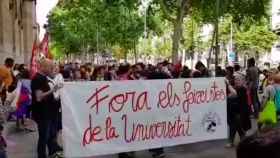 Los manifestantes, en la puerta de la UB /  @Societatcc