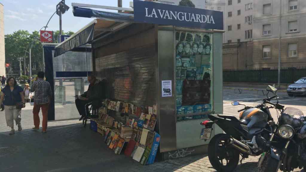 Venta de libros en un quiosco cerrado