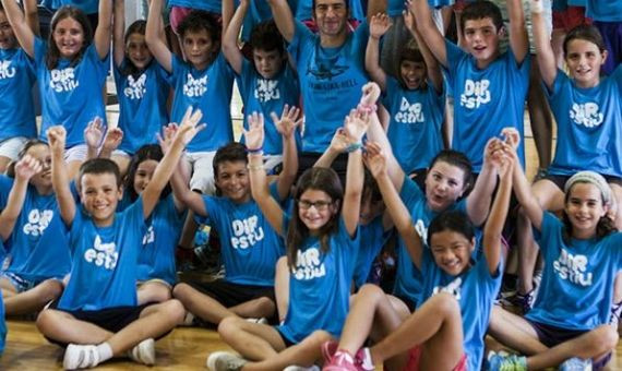 Un grupo de niños que ha participado en el casal de los gimnasios DIR / DIR