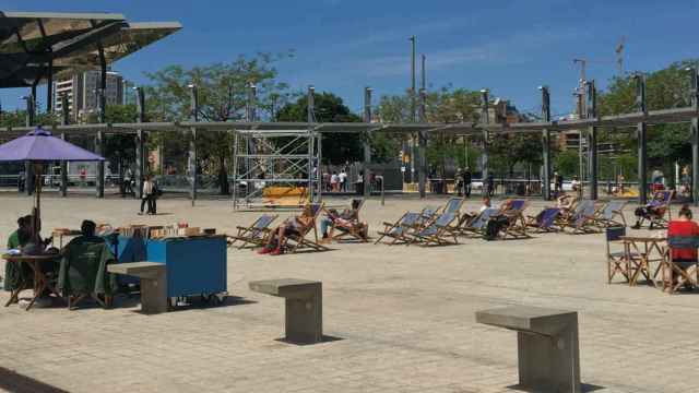 Hamacas para tomar el sol en la plaza de Les Glòries