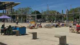 Hamacas para tomar el sol en la plaza de Les Glòries