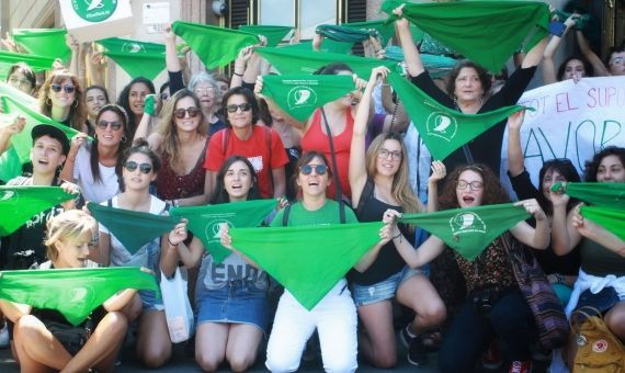 Decenas de feministas se concentran en BCN como apoyo a las compañeras argentinas | HUGO FERNÁNDEZ