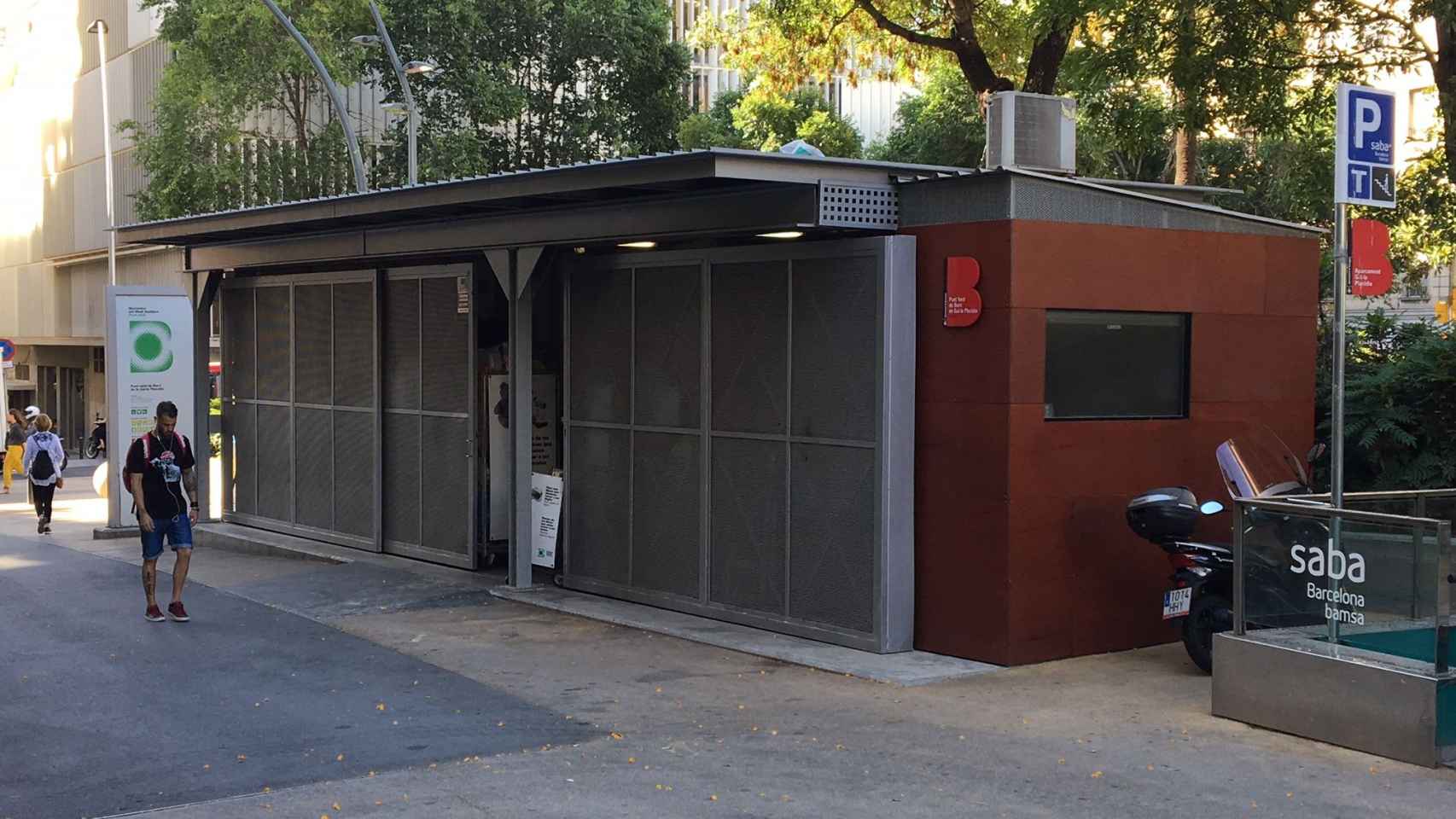 El punto verde de la plaza de la Gal·la Placídia, una de las instalaciones en las que se notará una mayor presencia de la policía.