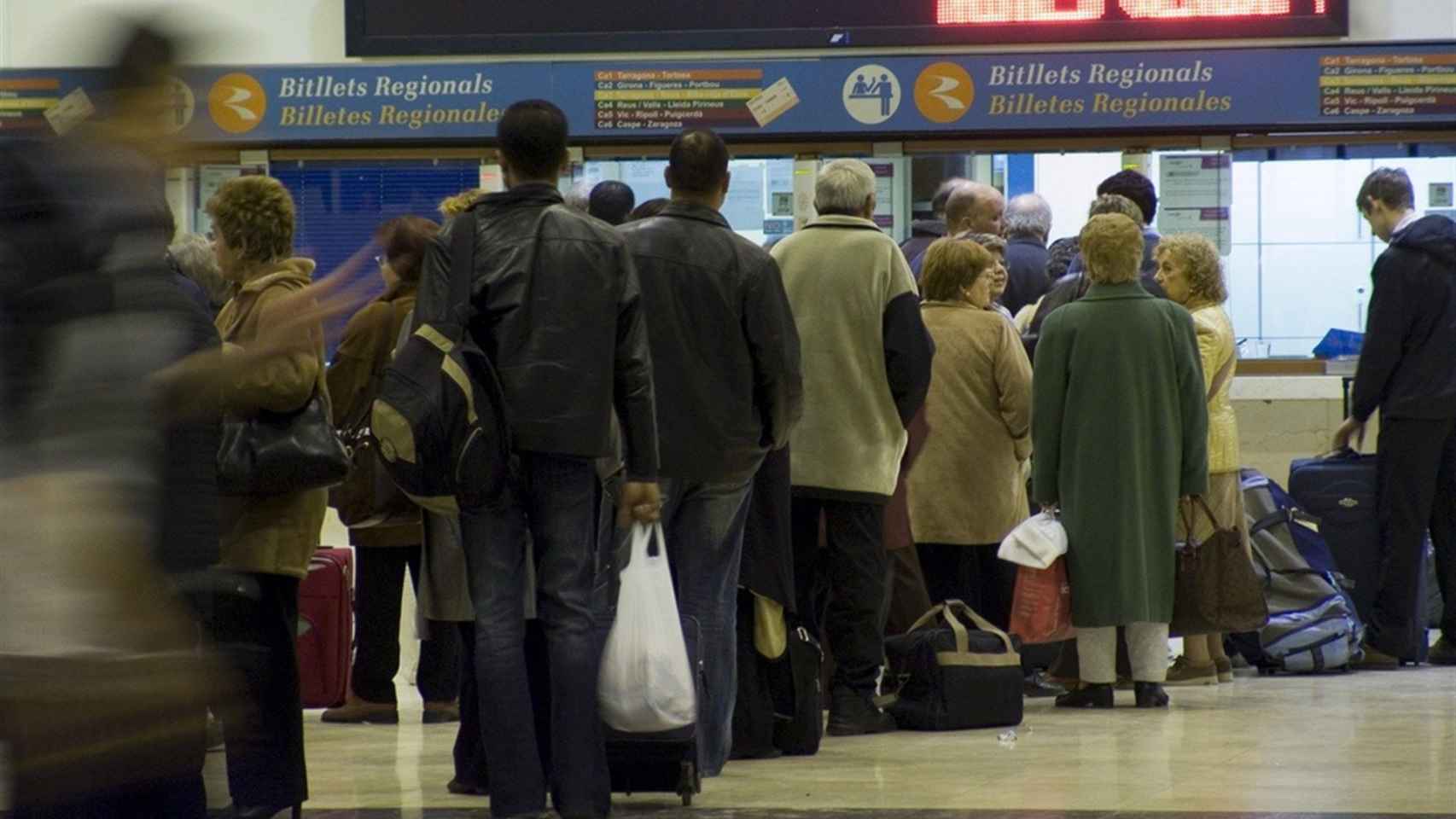 Colas para sacar billetes en la estación de Sants / EUROPA PRESS