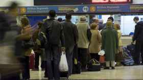 Colas para sacar billetes en la estación de Sants / EUROPA PRESS