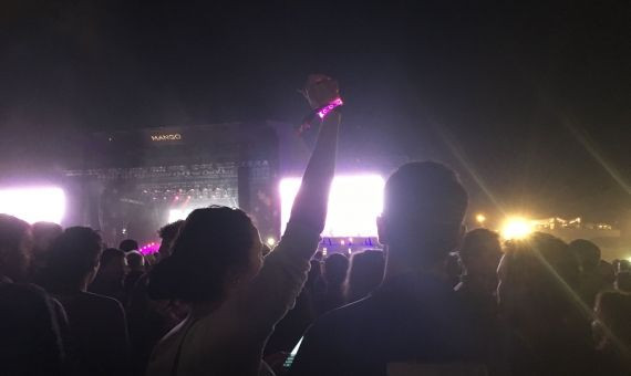 Una festivalera con la pulsera luminosa en el Primavera Sound | P.B.