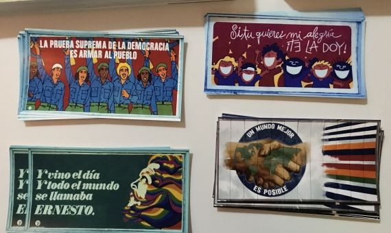 Pegatinas hechas con imágenes murales en la presentación de Cuba en Vallas / A.N