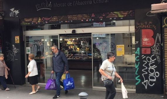 Clientes en el mercado de la Abaceria de Gràcia, que cierra el 14 de julio / JORDI SUBIRANA