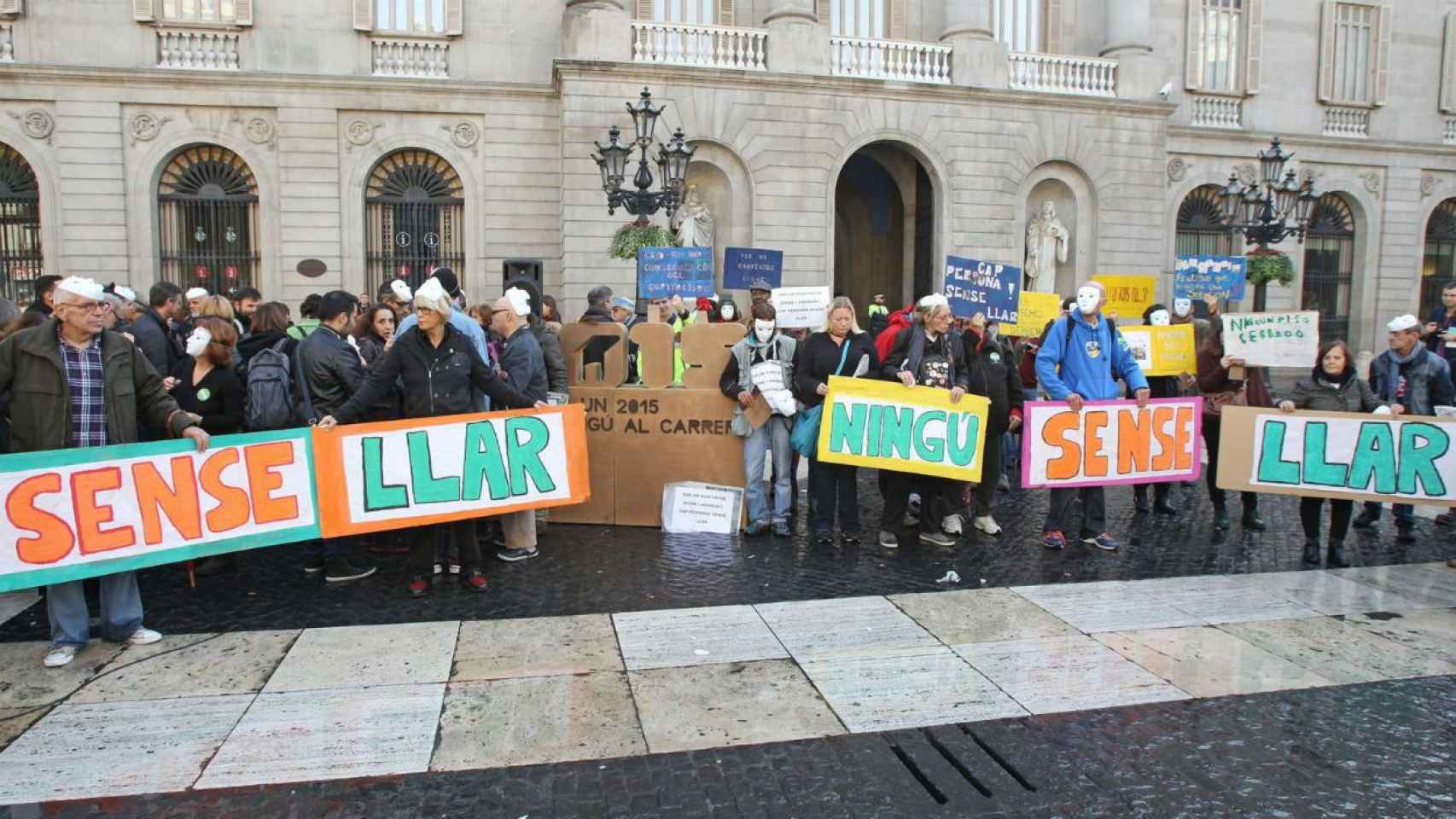 Manifestación de ciudadanos que necesitan una vivienda social en la plaza de Sant Jaume / ARCHIVO - EFE