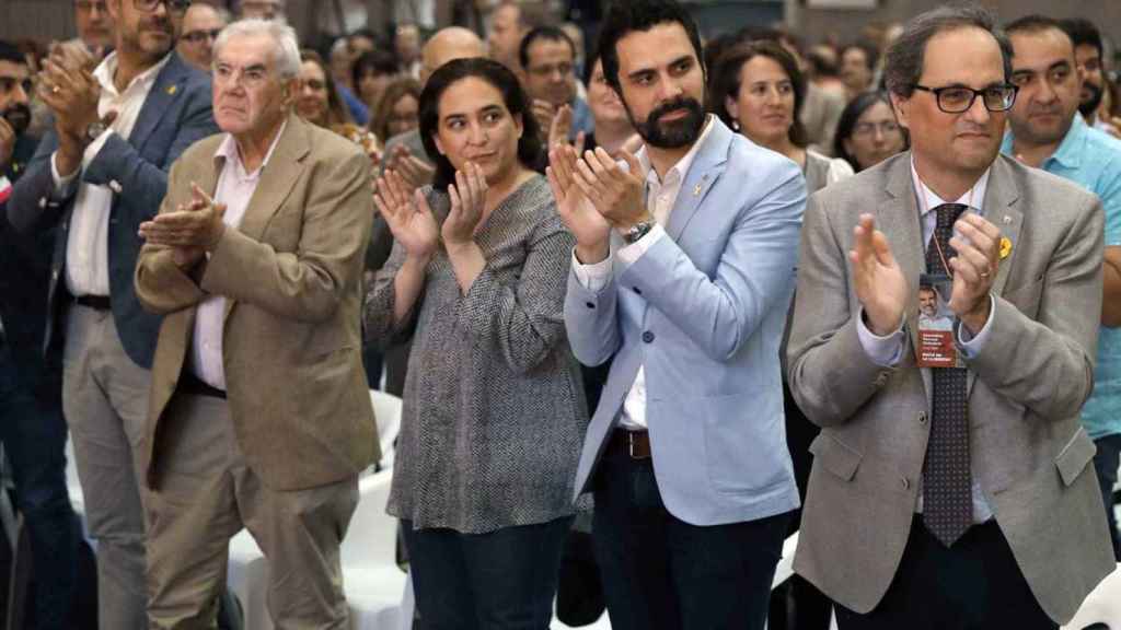 Ada Colau, junto a Torra y Torrent en la asamblea de Òmnium / EFE