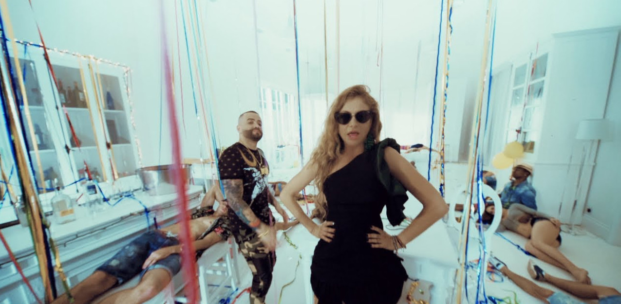 Paulina Rubio y Nacho en el videoclip de 'Desire (Me tienes loquita)' / PAULINARUBIOVEVO