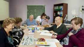 Un grupo de ancianos realiza actividades en una residencia