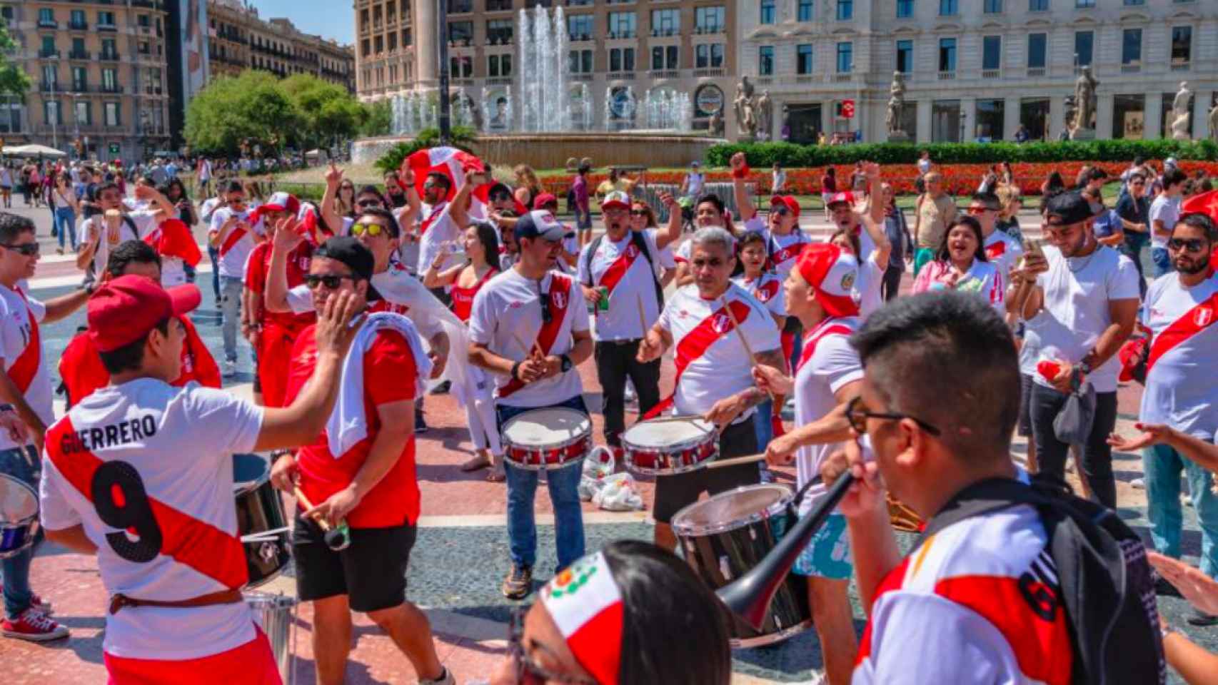 La afición peruana animó a su selección en plaza de Catalunya / BARCELONA BCOLOR