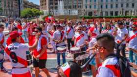 La afición peruana animó a su selección en plaza de Catalunya / BARCELONA BCOLOR