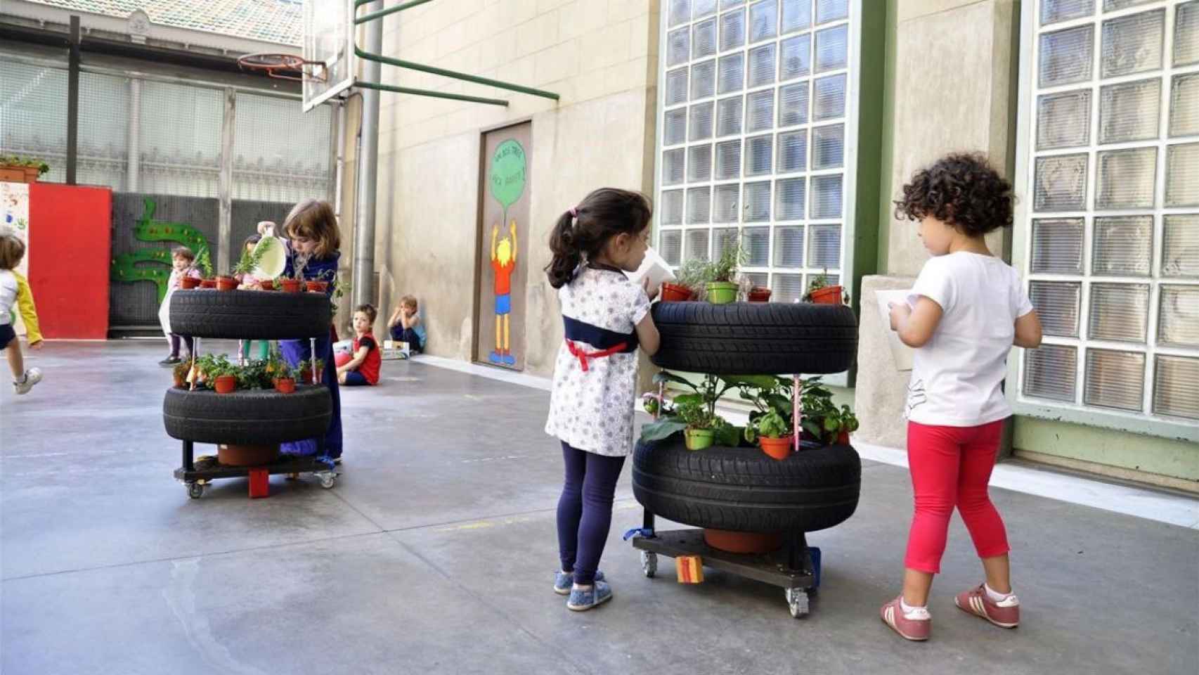 La oposición a Ada Colau ha criticado duramente su silencio en el Plan de Equipamientos Escolares / Archivo