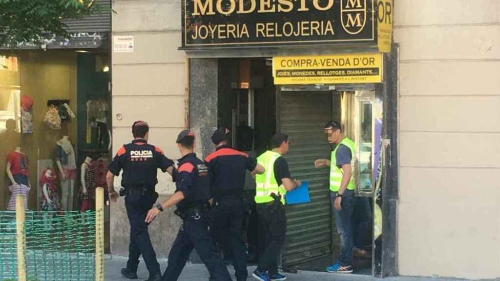 Local comercial inspeccionado por los Mossos durante la operación / EP