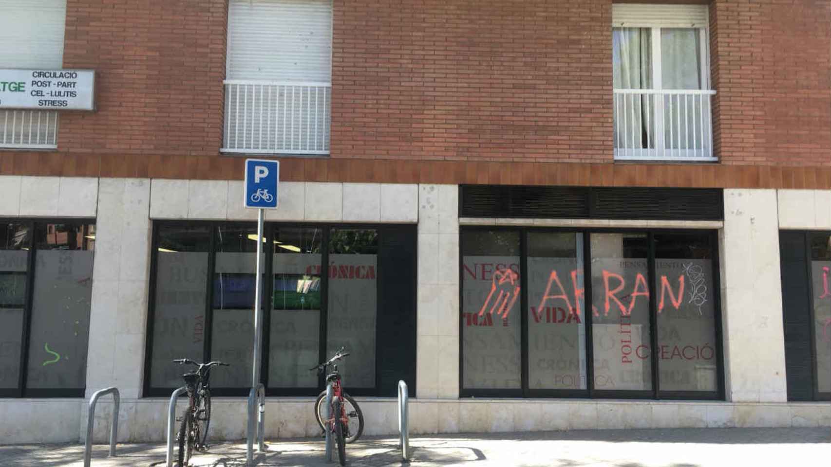 Pintadas en la sede de la redacción de Crónica Global / PB