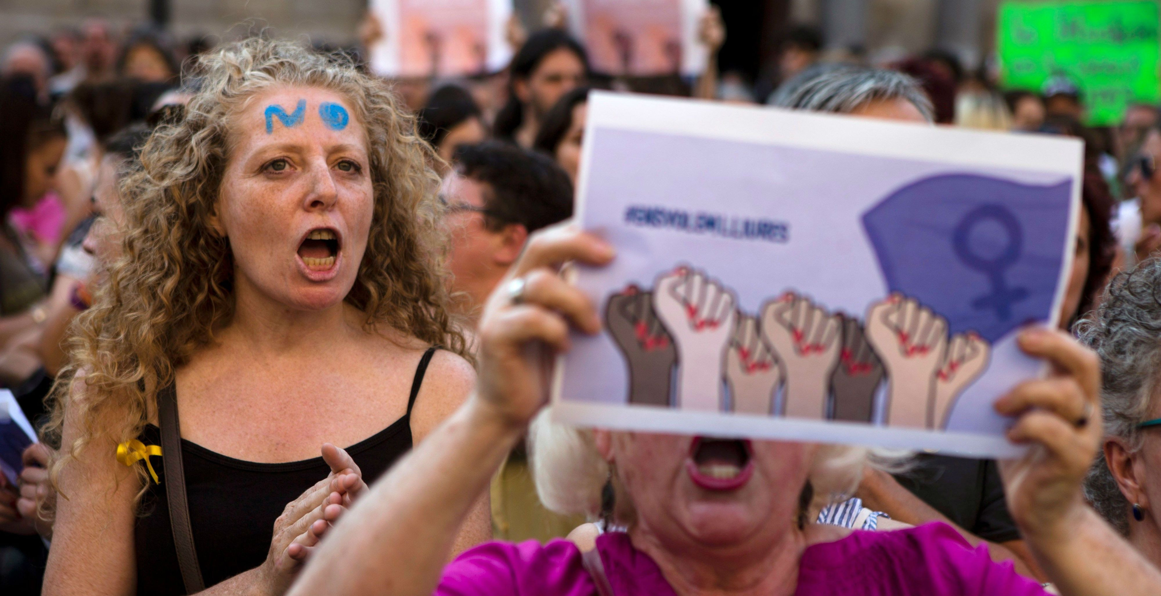 Protesta en BCN contra la libertad de La Manada y a favor de su entrada en la cárcel / EFE