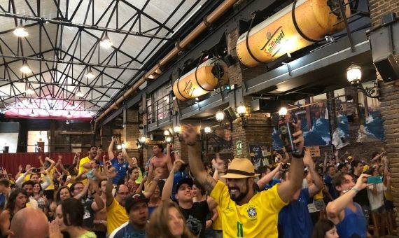 La afición celebró los dos goles subiendose encima de las mesas, cantando y bailando / A.N