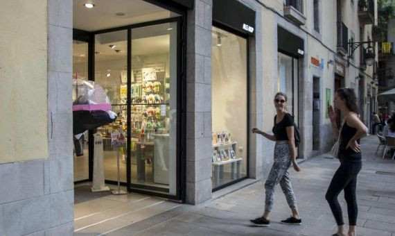 Una tienda de ropa ocupa el lugar donde estuvo la sala X en la plaza Bonsucces / HUGO FERNÁNDEZ