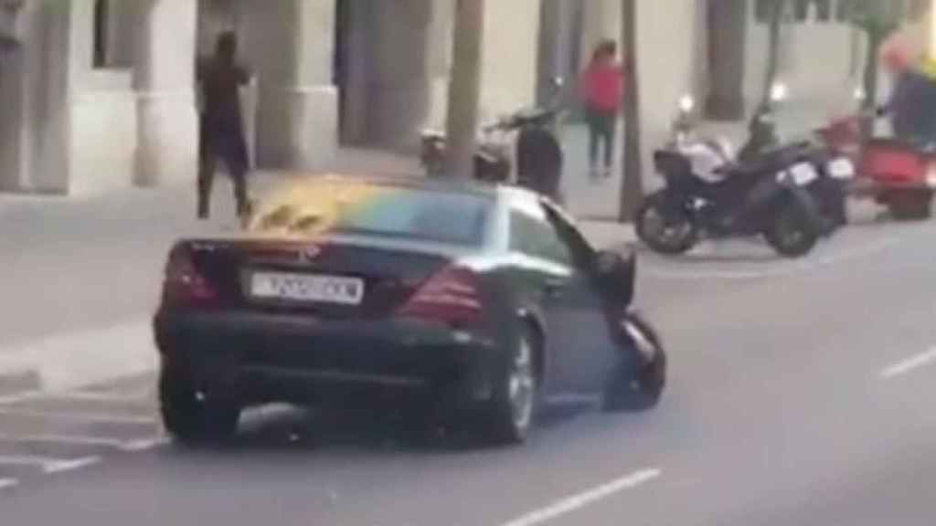 El coche fugado, a tres ruedas, en la calle de Aragó / @ALEXXBRN