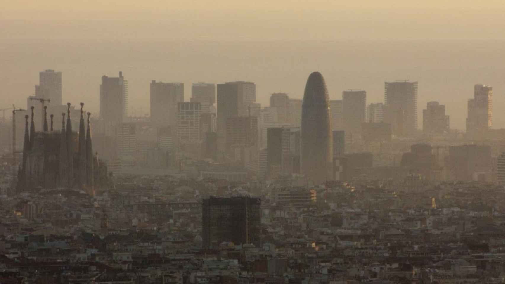 Una imagen de archivo de la contaminación en Barcelona