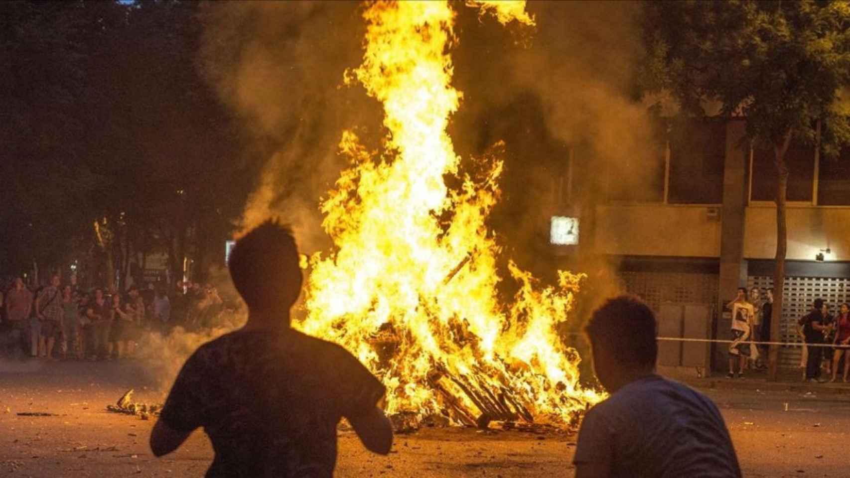 Una de la treintena larga de hogueras autorizadas que se han quemado este Sant Joan en Barcelona